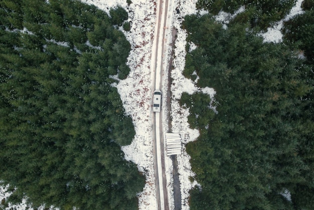 Drone-opname van een besneeuwde weg in de Trossachs, Schotland