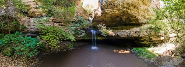 Drone panorama uitzicht op een waterval in Tipova, Moldavië. Grot en groen