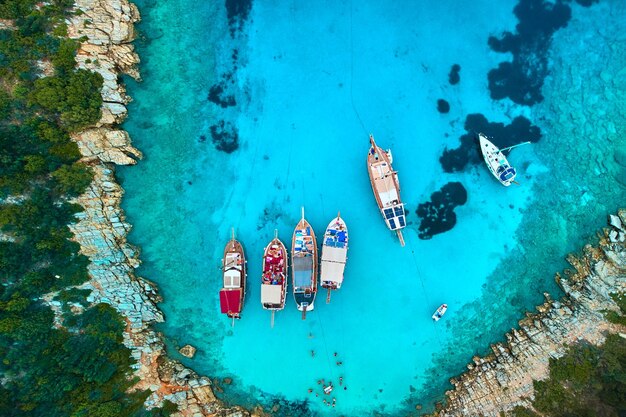 Drone foto vista aerea delle barche ormeggiate nella laguna di mare