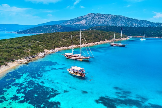 Drone foto vista aerea delle barche nella baia del mare tra la montagna