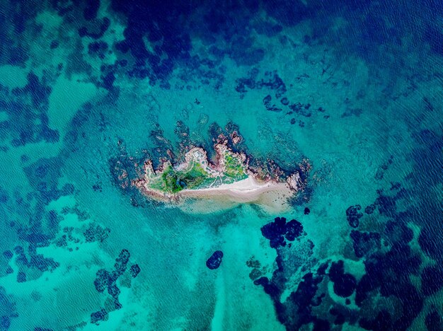 Photo drone picture of an island in sardegna