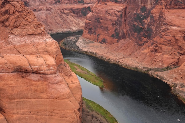 Photo drone shot of colorado river amidst canyons