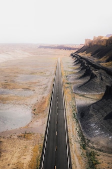 Colpo di drone di una strada nel deserto