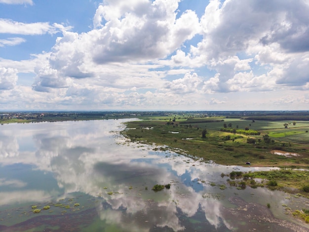 Drone shot luchtfoto schilderachtig landschap van rivierreservoir dam en het bos