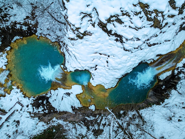 Mavi Gol Giresun Turkey Blue Lake의 드론 샷은 석회석과 소다수의 효과로 청록색입니다.