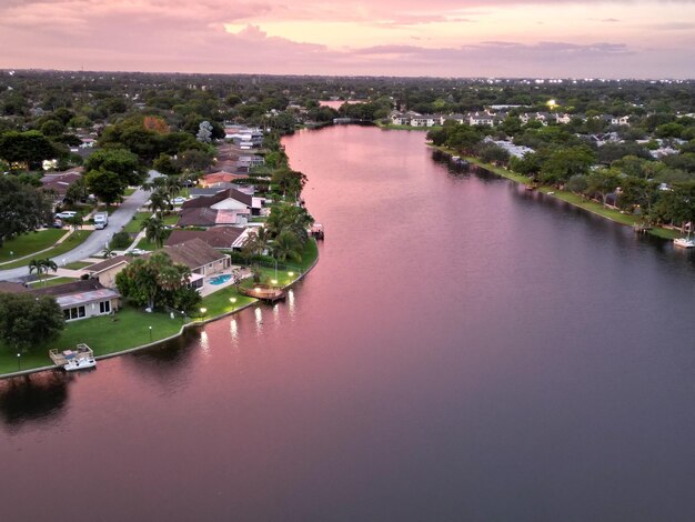 Photo drone shot of residential buildings in tampa florida.on hillsborough river on purple sunset