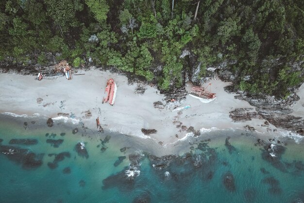 Photo drone shot of a shore photo