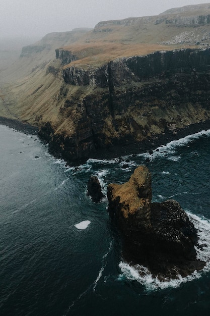 Снимок с дрона залива Талискер на острове Скай в Шотландии
