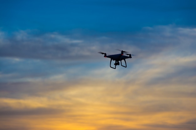 drone silhouet in de avondrood