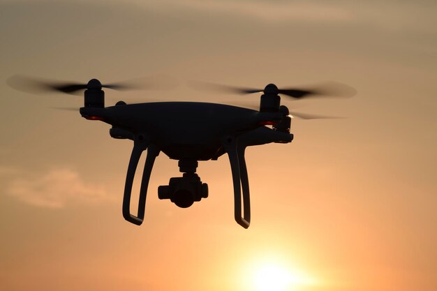 Foto silhouette di drone sullo sfondo del tramonto