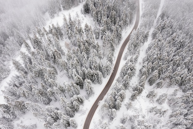 Drone uitzicht op bergweg in de winter