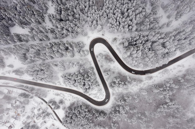 Drone uitzicht op bergweg in de winter
