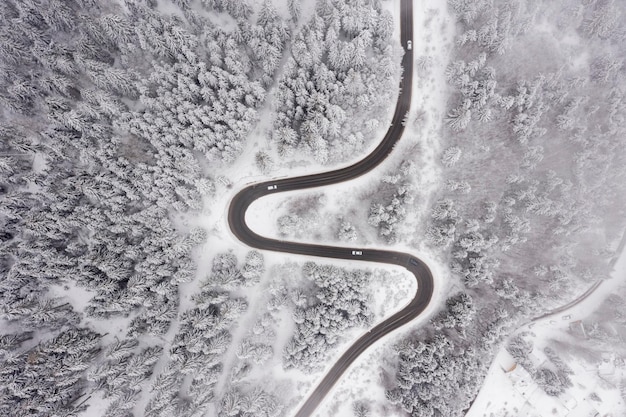 Drone uitzicht op bergweg in de winter