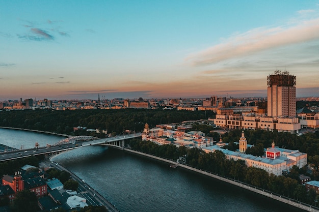 Drone uitzicht op de metropool in Rusland (Moskou bij zonsondergang)