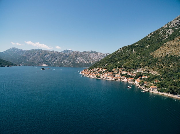 Drone uitzicht op de perast kust aan de voet van de groene berg montenegro