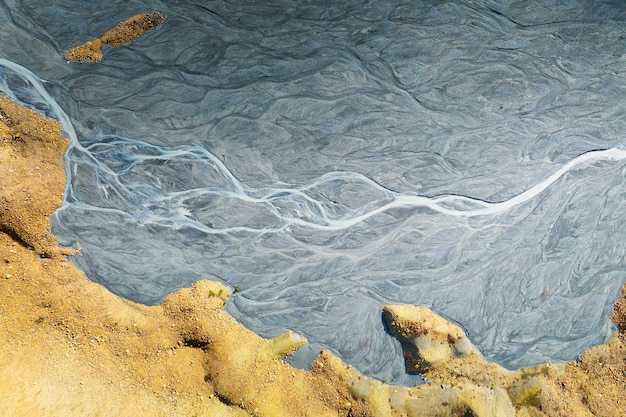 Drone-uitzicht op de rivier in de gletsjervallei uitzicht op de morenen landschap vanuit de lucht rivier op een morene landschap met zacht licht voor zonsondergang abstracte weergave voor behang alberta canada