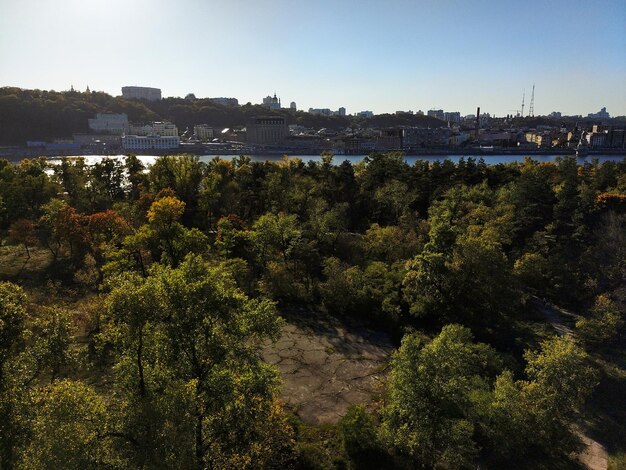 Drone-uitzicht op het stadspark en de rivier erachter aan de horizon