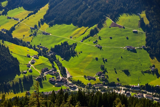 초원과 푸른 하늘이 있는 고산 농장의 드론 보기 오스트리아 알프스 초원과 숲 티롤