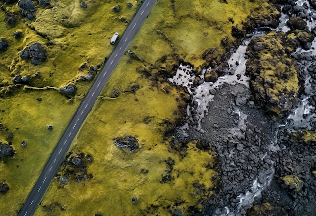 Drone View boven de omringde IJslandse weg