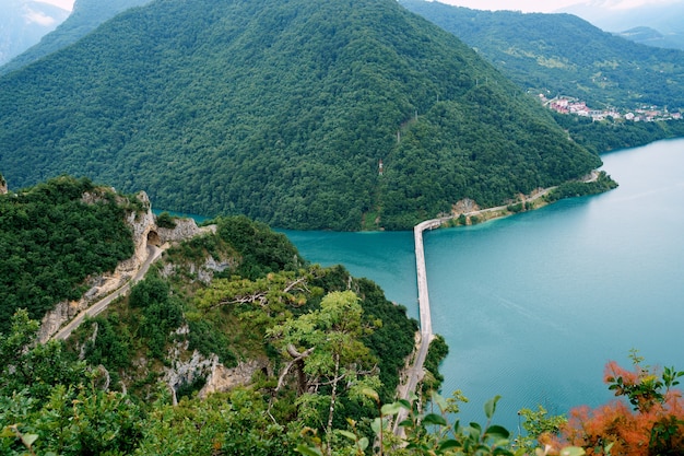 Вид с дрона на мост через озеро пива между горами черногория