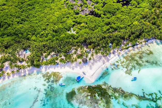 Вид с дрона на пляж тропического острова Карибского моря