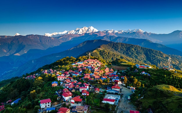 네팔 람중(Lamjung)에 있는 갈레가운(Ghalegaun) 마을의 드론 보기.