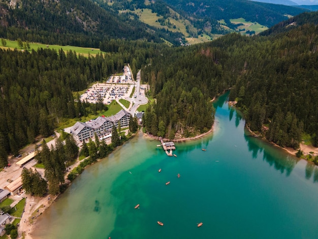 Braies 호수와 이탈리아 알프스의 숲을 드론으로 볼 수 있습니다. 백운석 산 Trentino-alto Adige