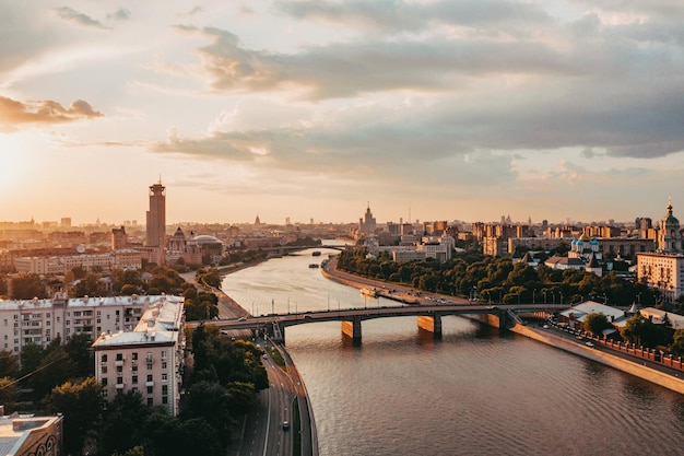 ロシアの大都市のドローン ビュー (日没時のモスクワ)