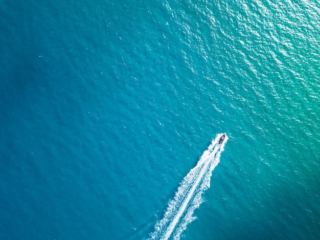 写真 海中のボートのドローンビュー