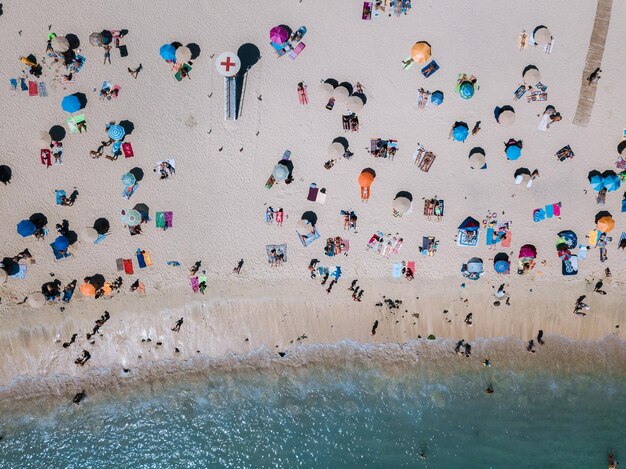 Photo drone view of people at beach