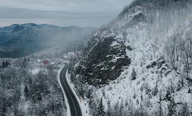 Foto drone vista della strada nella neve