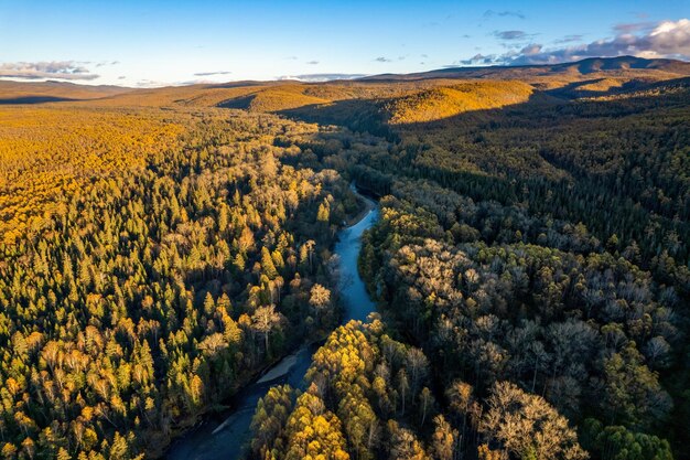 写真 ロシア極東の秋の森と小さな山の川をドローンで見る