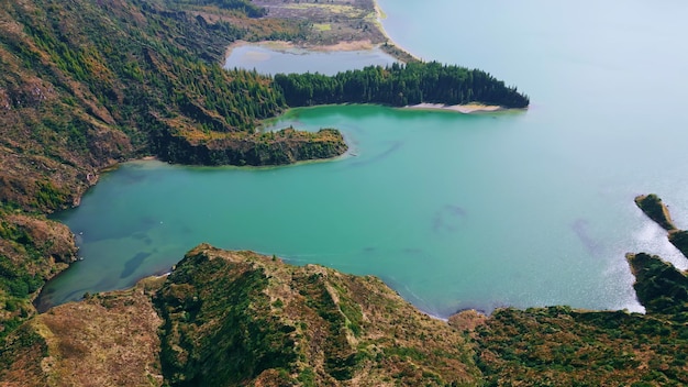 Foto drone vista costa vulcanica con acqua turchese paesaggio marittimo sorprendente