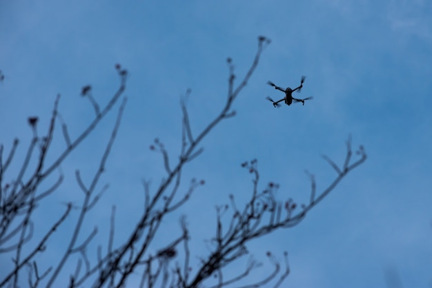 drone vliegen in blauwe hemel