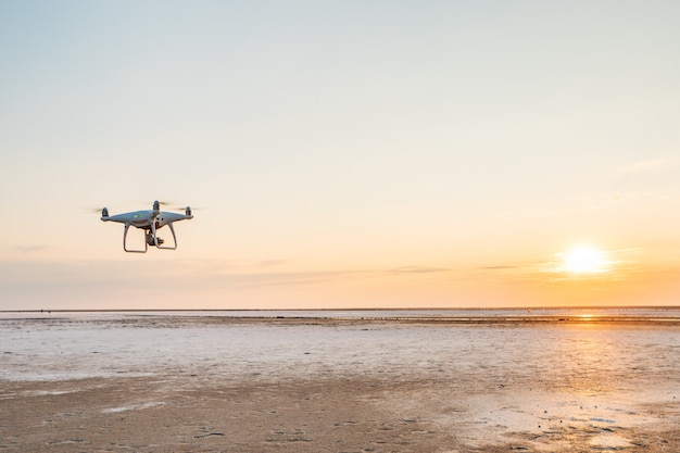 drone vliegen op zee zonsondergang