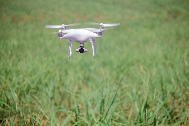 Drone vliegt op veld. Concept technologie in de boerderij.
