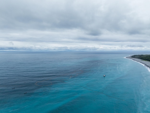 Foto drone vliegt over de kustlijn van de hualienzee van taiwan