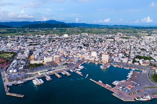 Drone vliegt over het centrum van Ishigaki