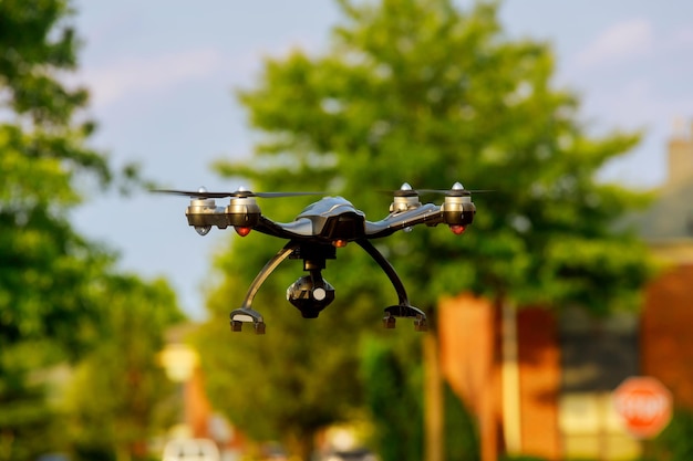 Foto drone vliegt tegen bomen.