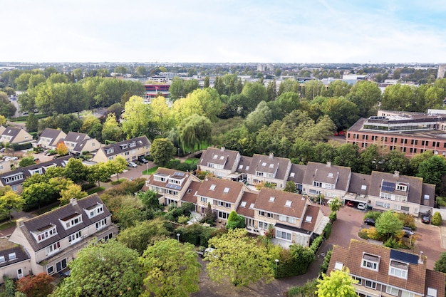 Drone-weergave van woonwijk met prachtige gebouwen