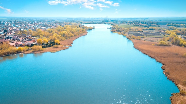 Дрон с фотоаппаратом, красивая летняя речка с высоты