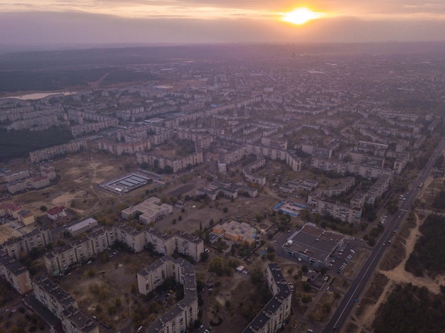 Drone-zicht op rook zweeft boven het stadje in Oekraïne