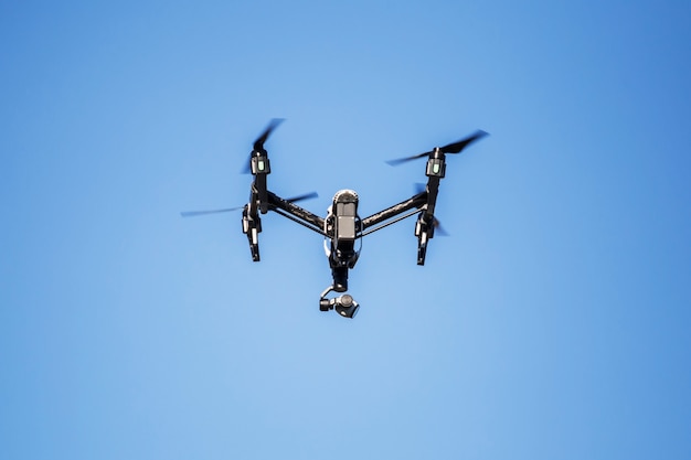 drone zweeft in een heldere blauwe lucht