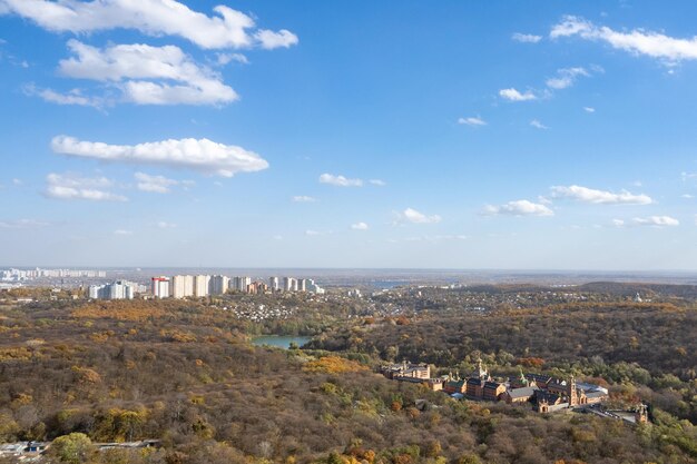 Foto dronelandschap van kiev in zonnige herfstdag