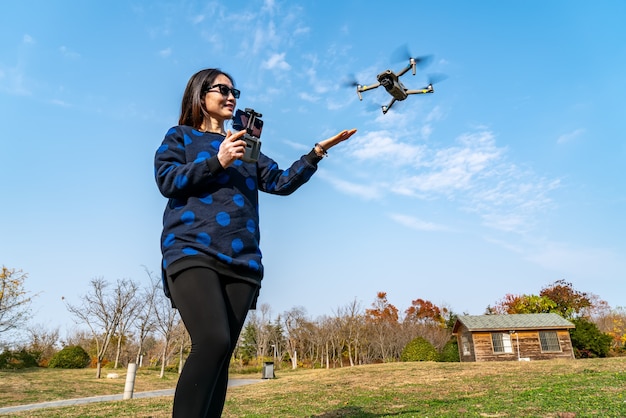 Drones en cameravrouwen in het park