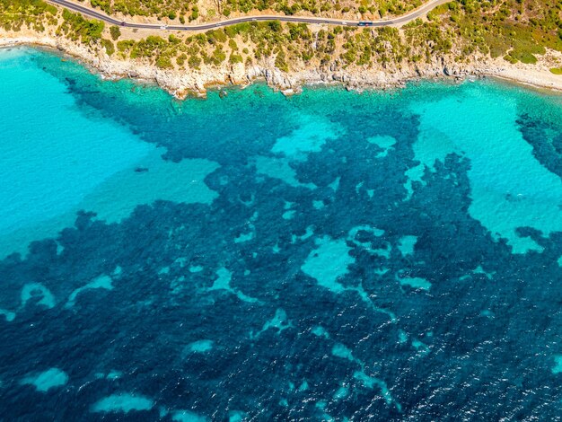 Foto dronevlucht over de kristalheldere zee voor de kust van italiaans sardinië toeristische bestemming in eu