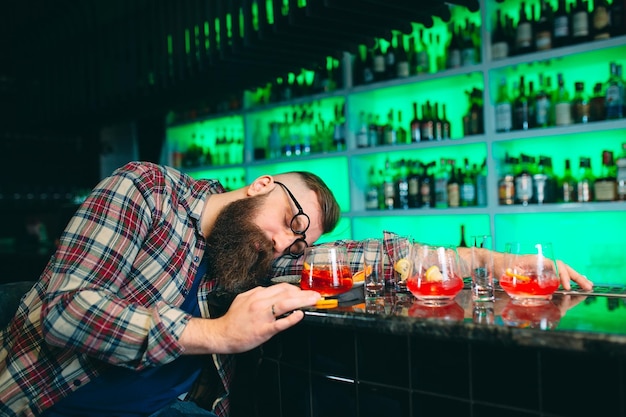 Dronken bebaarde man viel in slaap aan de bar