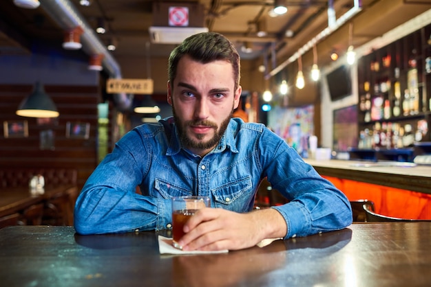 Dronken jonge man in pub