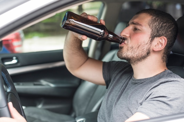 Dronken man zit in de auto