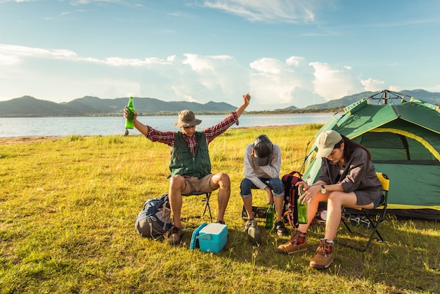 Dronken toeristen die partij doen terwijl het kamperen en picknick op weidegebied
